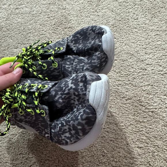 Nike Roshe Run Gray Camo w/ Neon Green Sneakers Women's Size 7.5 Running Shoes - Picture 3 of 11